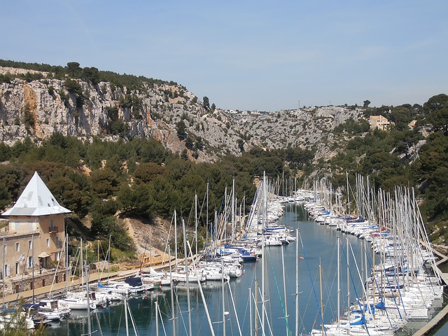 Faire le tour des calanques à bord d’un bateau à Marseille